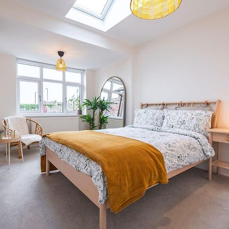 Nature Inspired Bungalow With 3 Rooms - 10 Mins From Manchester Airport Timperley エクステリア 写真