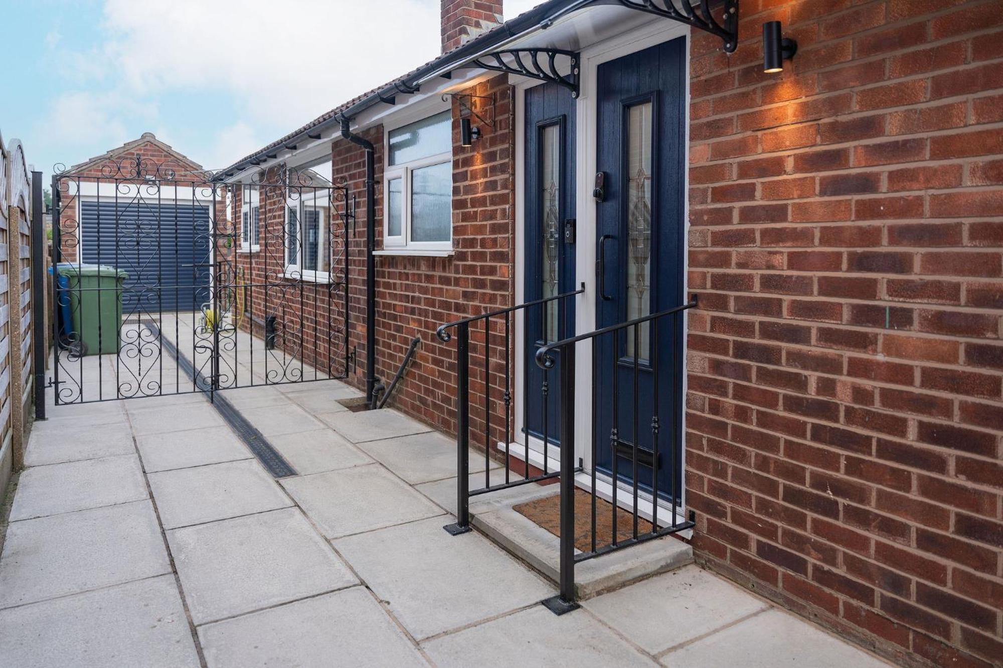 Nature Inspired Bungalow With 3 Rooms - 10 Mins From Manchester Airport Timperley エクステリア 写真